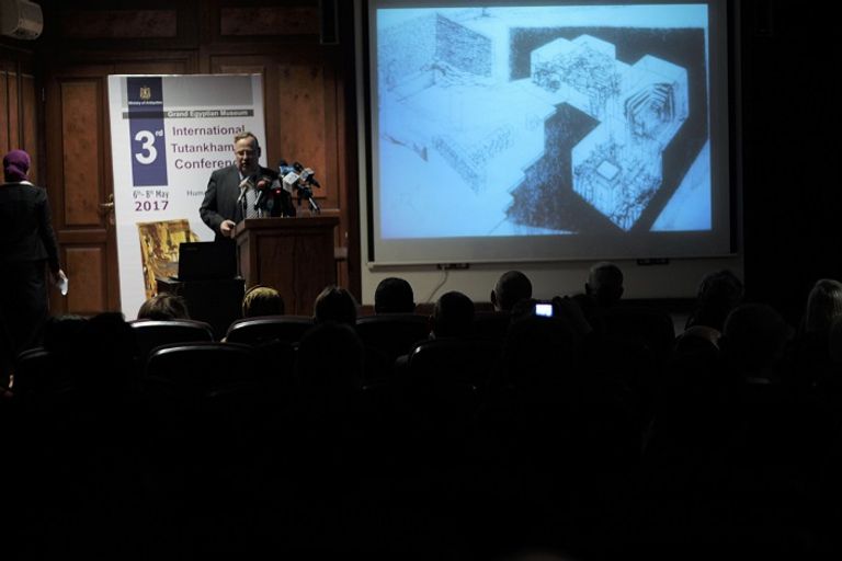 القناع الذهبي للملك توت عنخ أمون