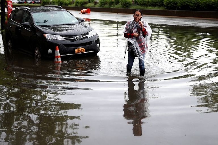 الأمطار أحدثت سيولا جارفة عطلت حركة المرور