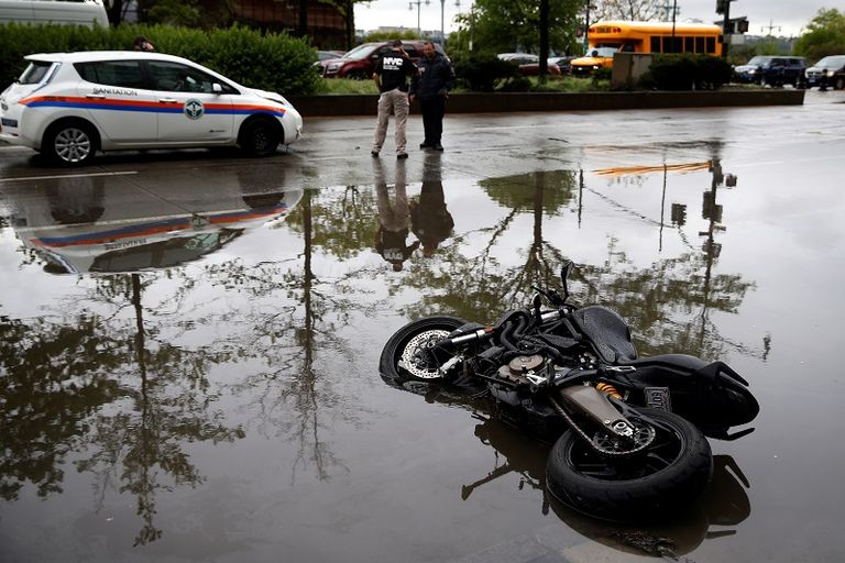 الأمطار أحدثت سيولا جارفة عطلت حركة المرور