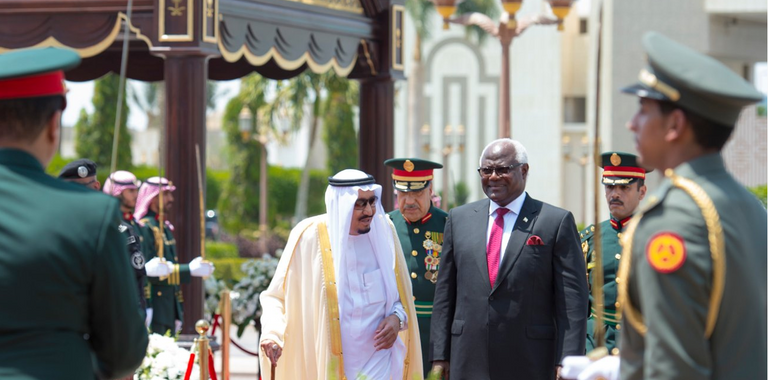 العاهل السعودي يستقبل رئيس سيراليون