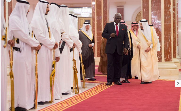 العاهل السعودي يستقبل رئيس سيراليون
