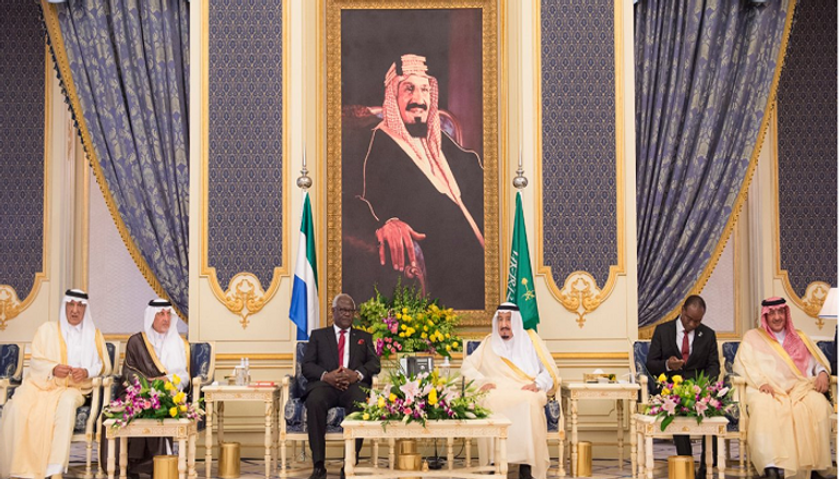 العاهل السعودي يستقبل رئيس سيراليون