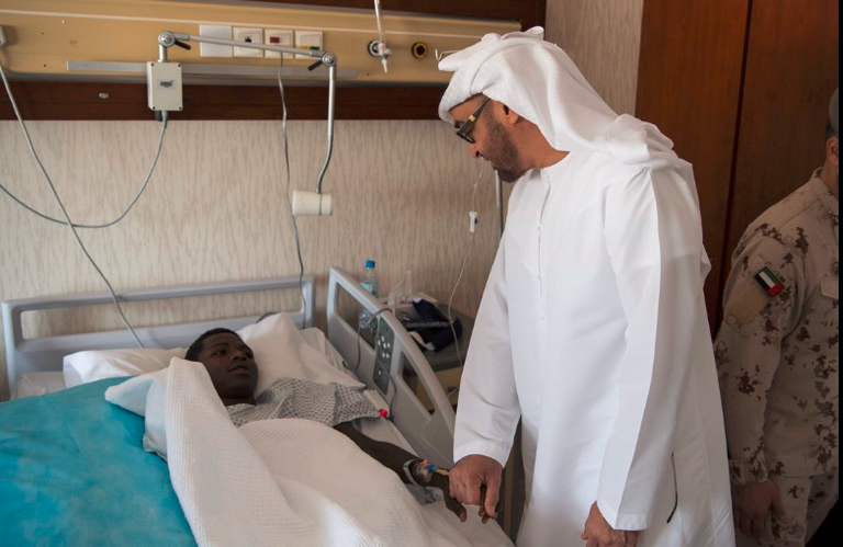 محمد بن زايد يطمئن على أحد الجنود السودانيين المصابين