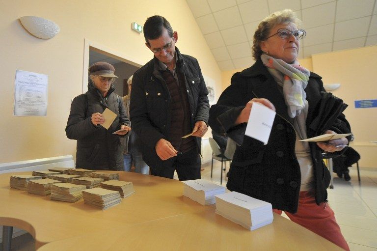 الناخبون خلال الإدلاء بأصواتهم (الفرنسية)