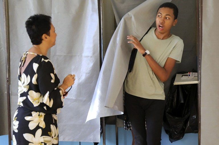 الناخبون خلال الإدلاء بأصواتهم (الفرنسية)