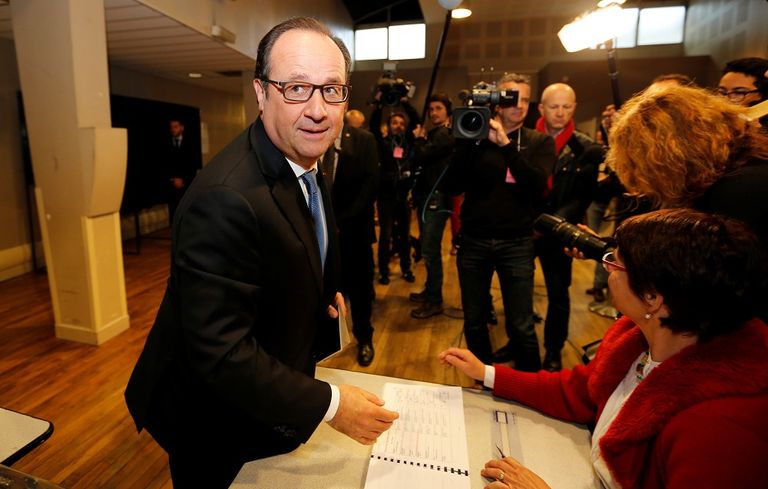 هولاند خلال إدلائه بصوته (رويترز)