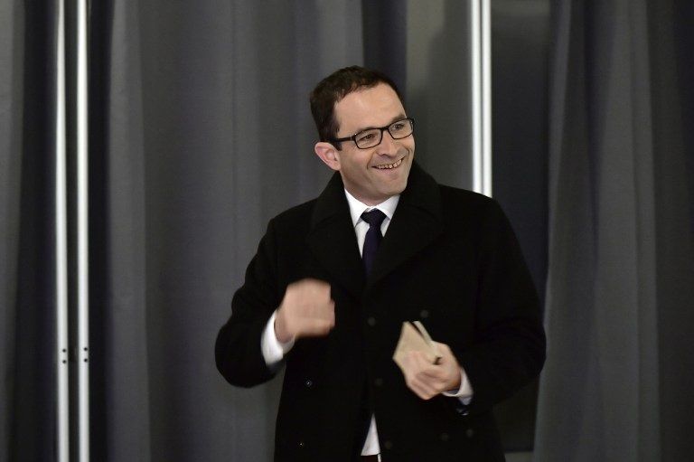 هولاند خلال إدلائه بصوته (رويترز)