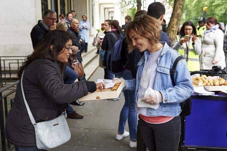 الناخبون الفرنسيون أمام إحدى اللجان في لندن (الفرنسية)