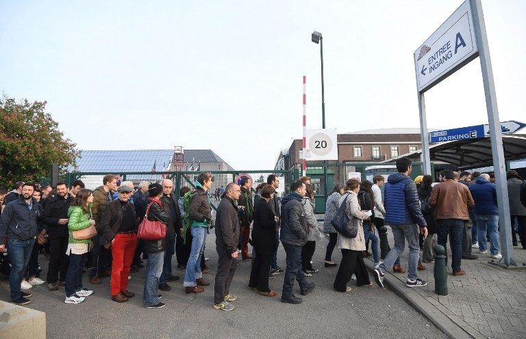 الناخبون الفرنسيون أمام إحدى اللجان في لندن (الفرنسية)