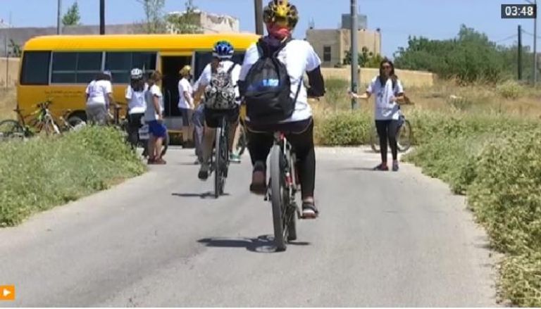 شباب يشاركون في احتفالية "ركوب الدراجات من أجل فلسطين"