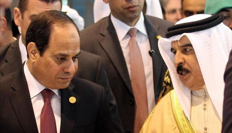 السيسي وملك البحرين خلال لقاء سابق