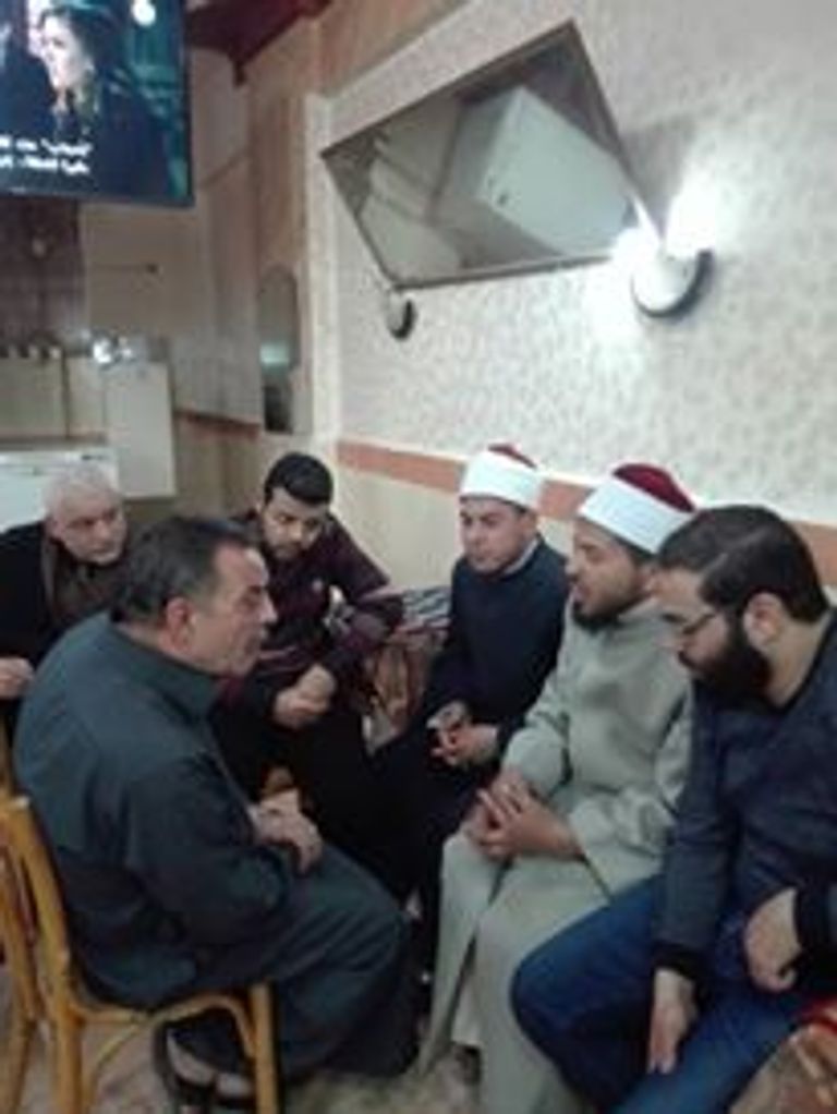 صورة للأزهري يوسف رجب في أحد المقاهي