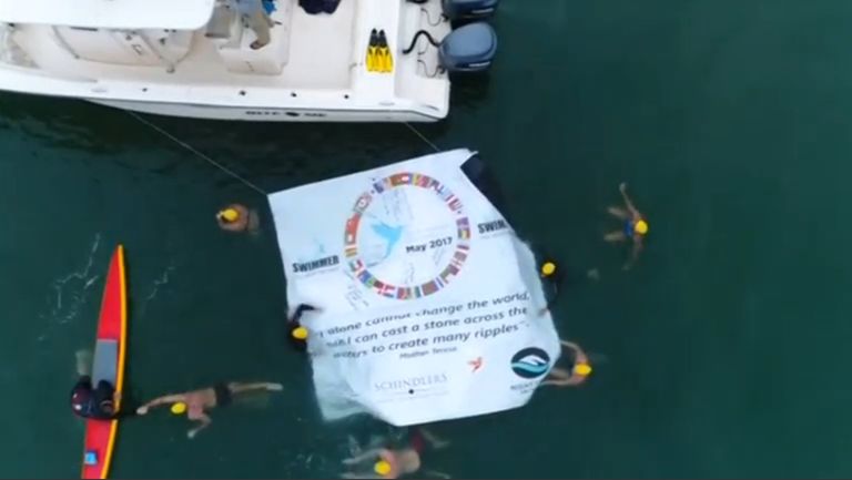 دعما لقضية المهاجرين.. سباحون يعبرون الحدود الأمريكية المكسيكية