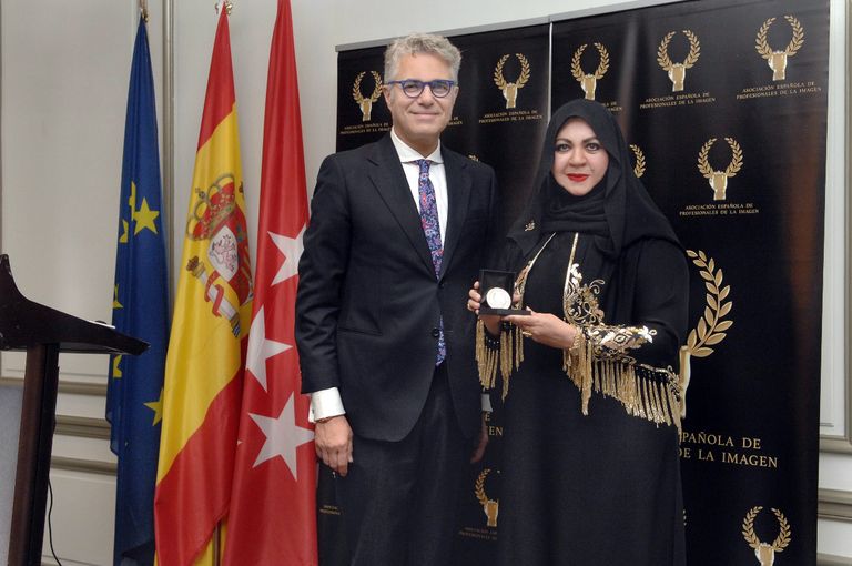 منى المنصوري أثناء التكريم