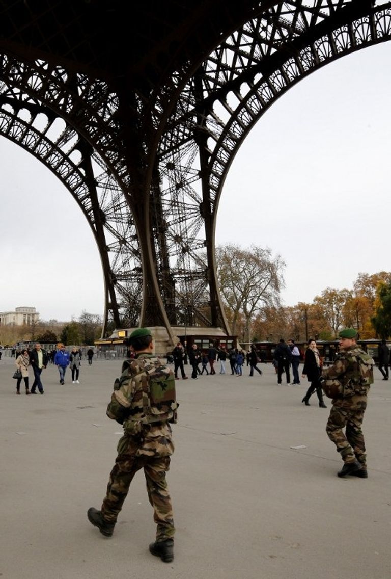 الناخبون خلال الإدلاء بأصواتهم (الفرنسية)