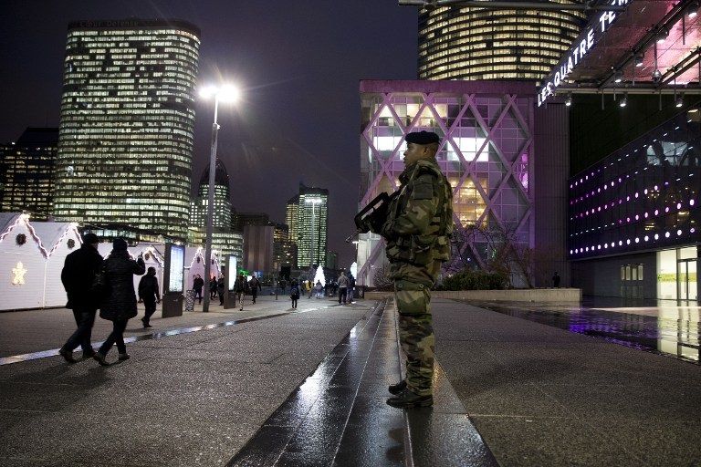 الناخبون خلال الإدلاء بأصواتهم (الفرنسية)