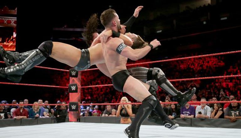 ذا ميز يثبت أكتاف فين بالور