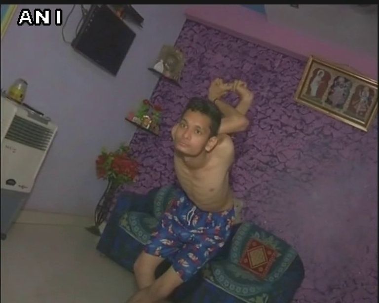 الفتى الهندي المطاطي