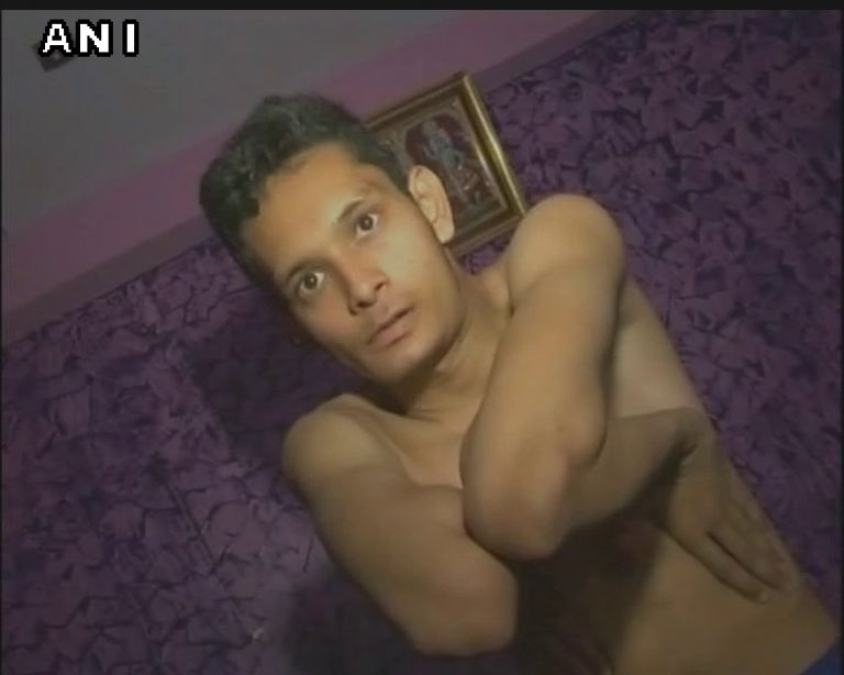 الفتى الهندي المطاطي