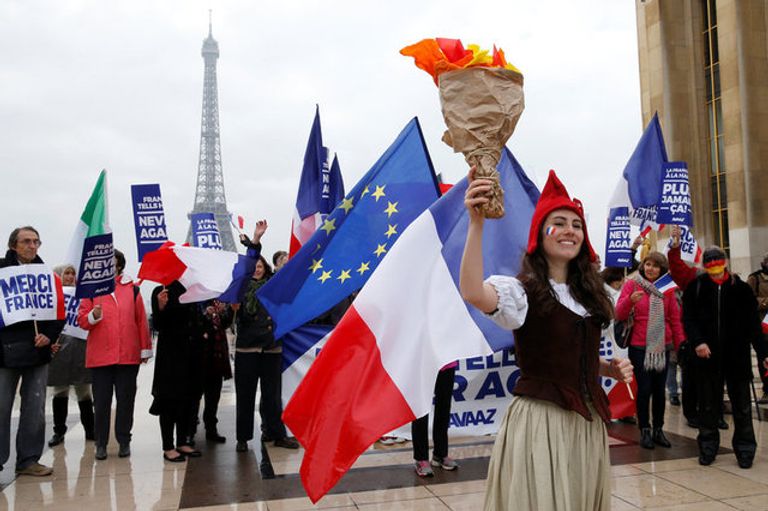 الفرنسيون يحتفلون بفوز ماكرون