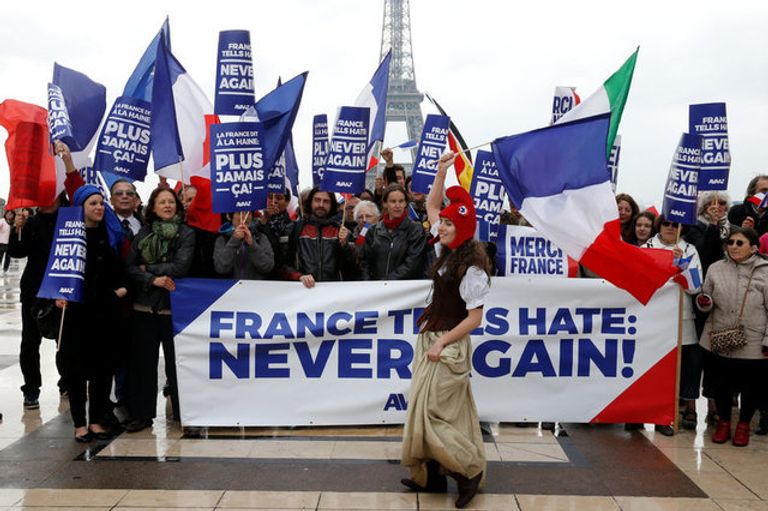 الفرنسيون يحتفلون بفوز ماكرون