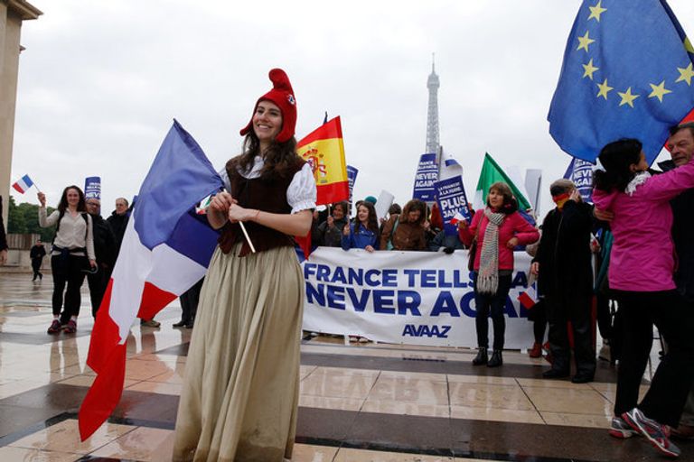 الفرنسيون يحتفلون بفوز ماكرون