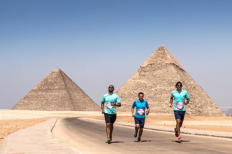 أحد العدائين الذين يستعملون التطبيق (رويترز)