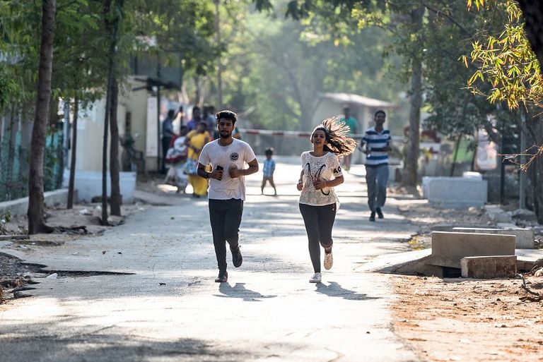 أحد العدائين الذين يستعملون التطبيق (رويترز)