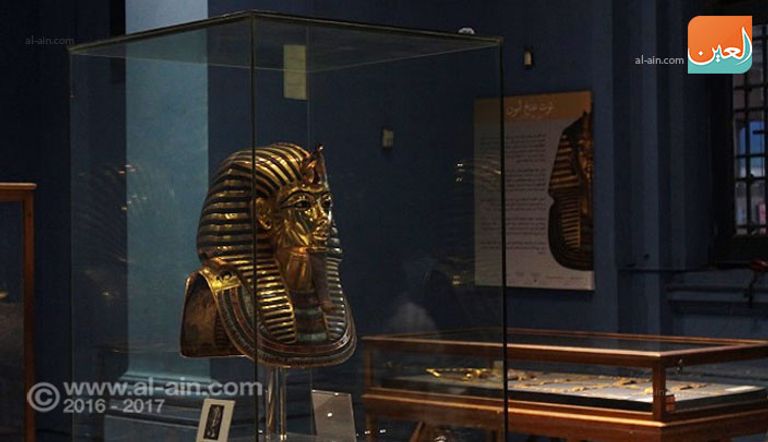 من داخل قاعة الملك توت عنخ آمون بالمتحف المصري