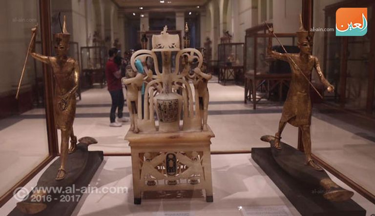 من داخل قاعة الملك توت عنخ آمون بالمتحف المصري