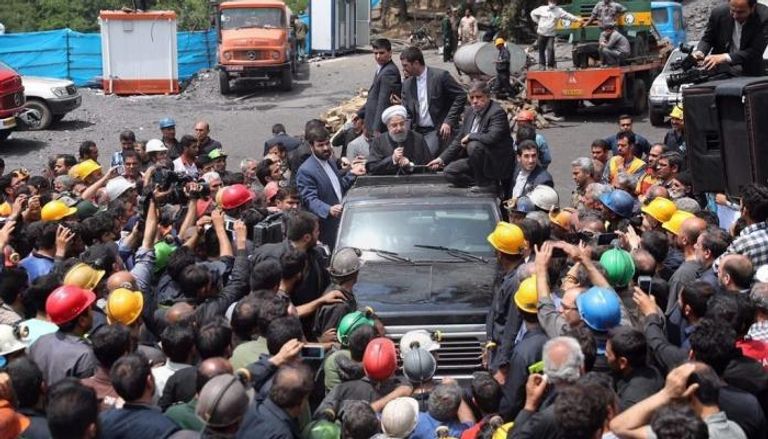 عمال المنجم الغاضبون يحاصرون سيارة روحاني