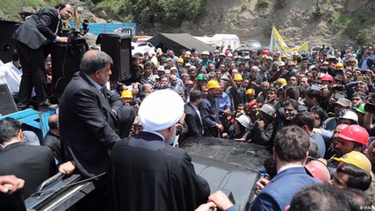 عمال المنجم الغاضبون يحاصرون سيارة روحاني