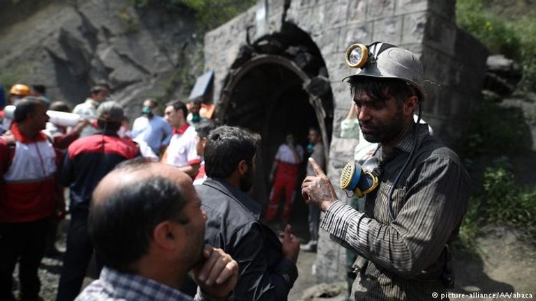 عمال المنجم الغاضبون يحاصرون سيارة روحاني