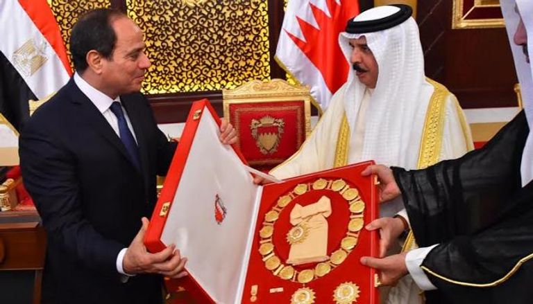 ملك البحرين يمنح الوسام للرئيس السيسي