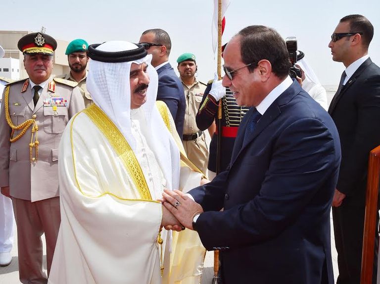 ملك البحرين يمنح الوسام للرئيس السيسي