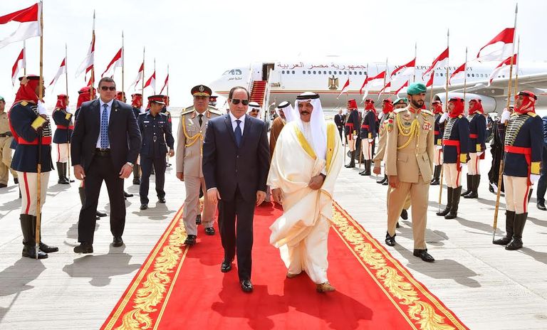 ملك البحرين يمنح الوسام للرئيس السيسي