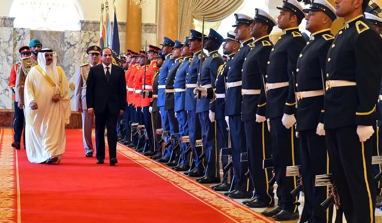 ملك البحرين يمنح الوسام للرئيس السيسي