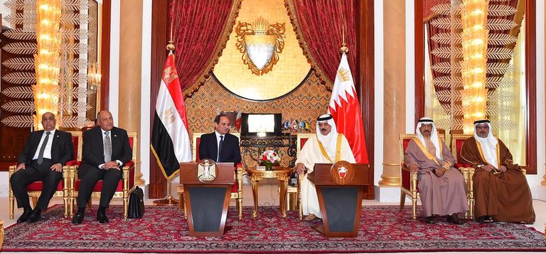 ملك البحرين يمنح الوسام للرئيس السيسي