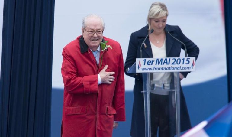 ماكرون ولوبان أثناء الإدلاء بصوتهما