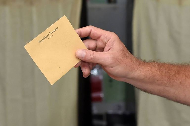 ماكرون ولوبان أثناء الإدلاء بصوتهما