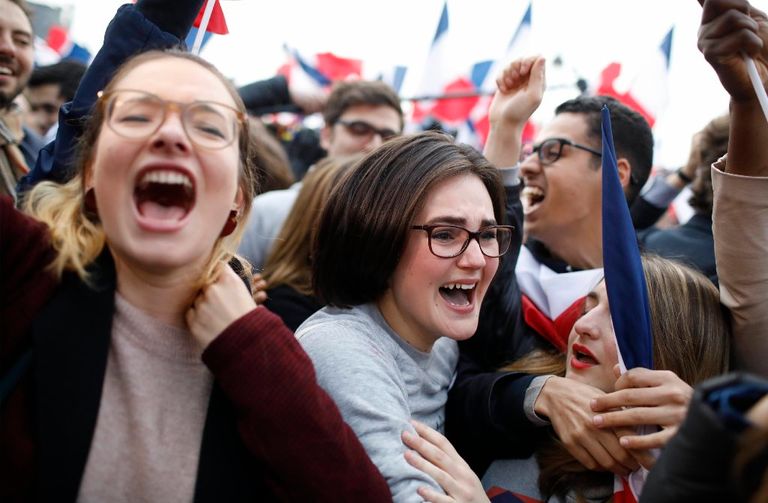 أنصار ماكرون يحتفلون بفوزه