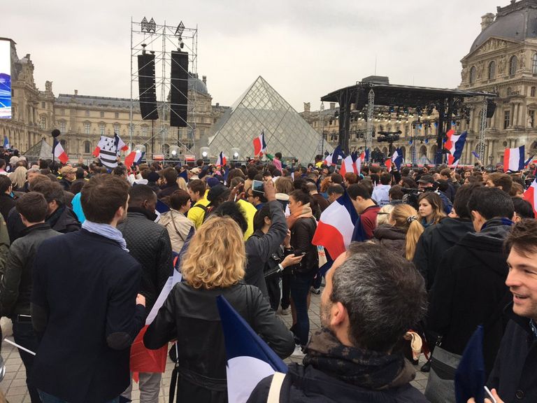 أنصار ماكرون يحتفلون بفوزه