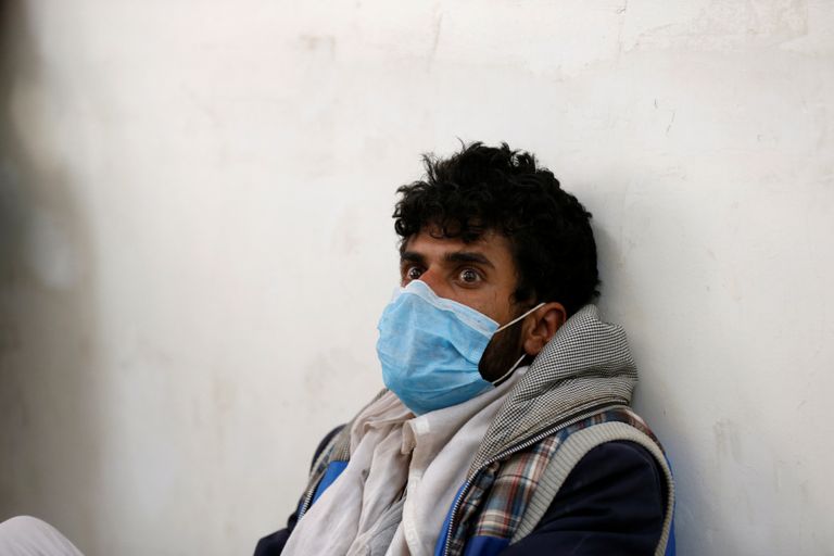 مريض يمني بالكوليرا أمام أحد المستشفيات