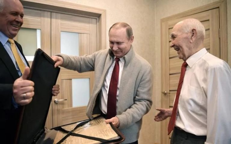 بوتين يفاجئ رئيسه السابق في