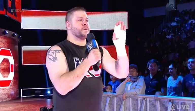 إيه جيه ستايلز يتحدث وكريس جيريكو وشين ماكمان يستمعان