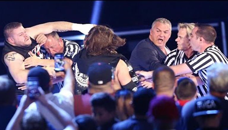 إيه جيه ستايلز يتحدث وكريس جيريكو وشين ماكمان يستمعان