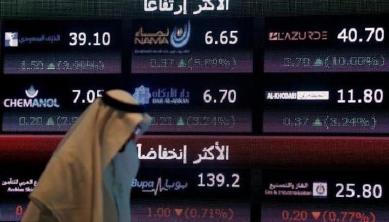 شاشة تعرض أسعار أسهم في البورصة السعودية 
