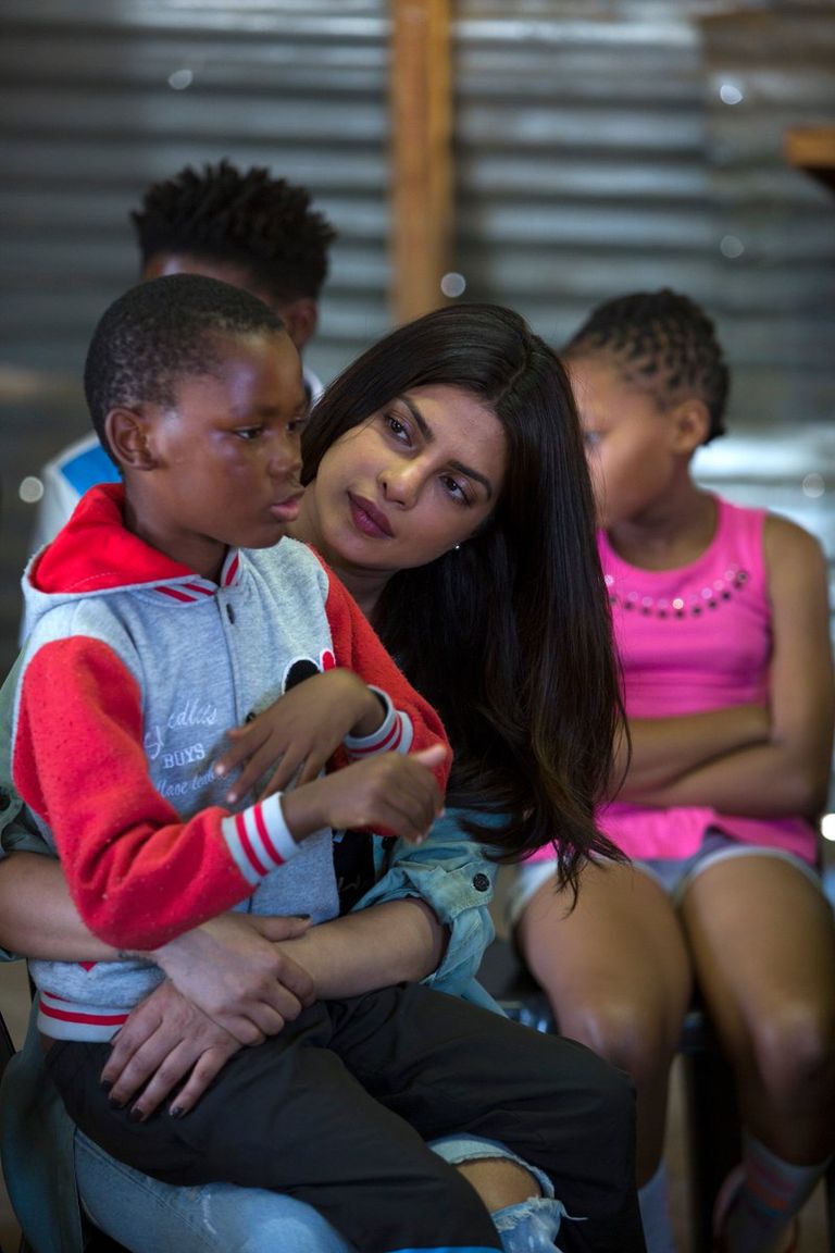 بريانكا شوبرا ممثلة بوليوود في زيارة لزيمبابوي