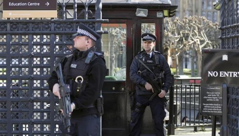 شرطيان مسلحان يحرسان البرلمان البريطاني في لندن