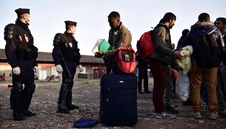 لاجئون وخفر السواحل الإيطالي بصقلية